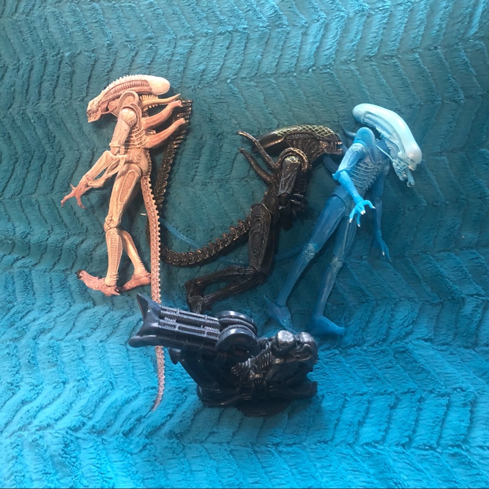 3 posable xenomorph action figures.